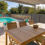 Padrone With Pool - Perfect For Families!