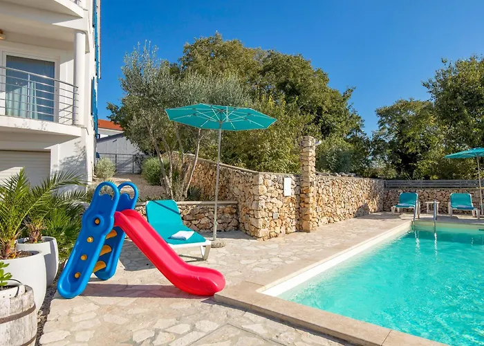 Padrone With Pool - Perfect For Families! Garica