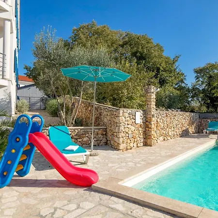 Padrone With Pool - Perfect For Families! Garica